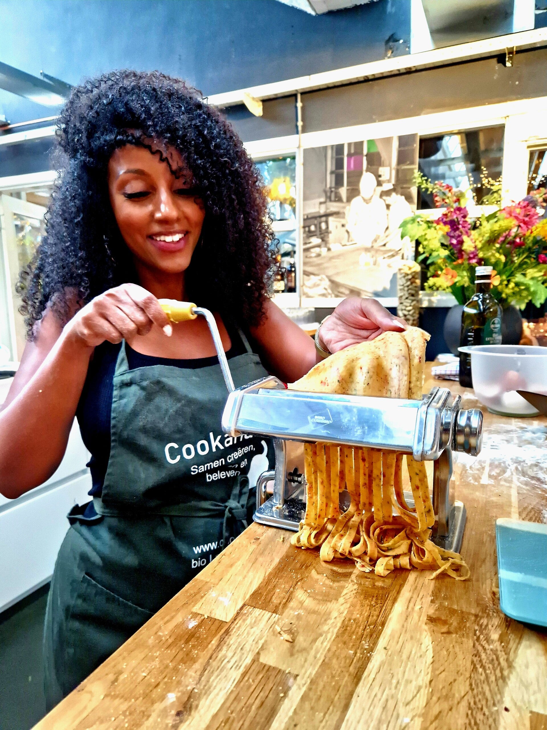 Verse pasta wordt gedraaid tijdens een workshop van Cookallure