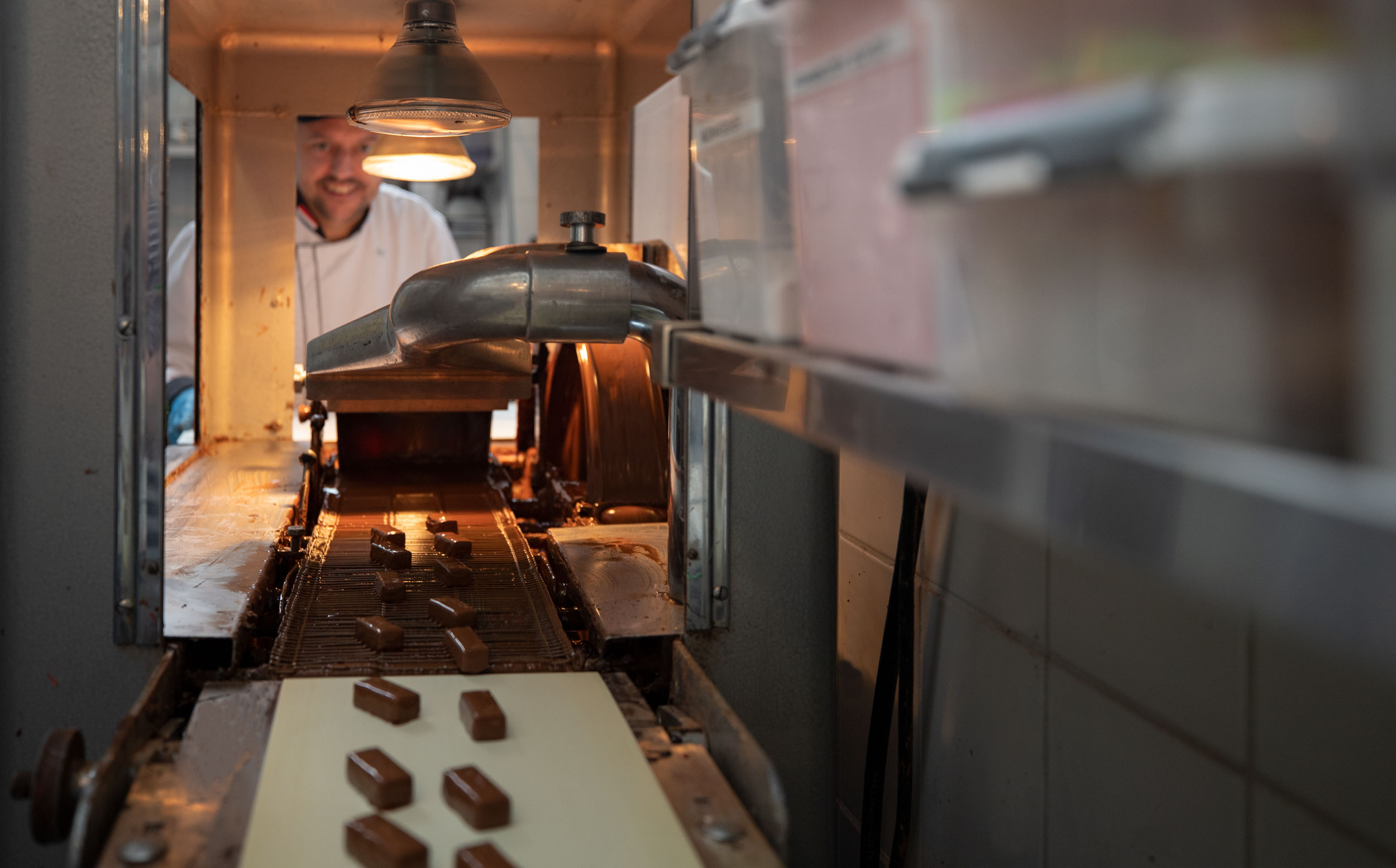 Bonbons op de lopende band in het atelier van Huize Geers