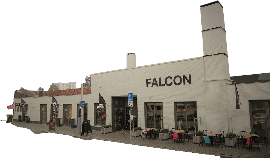 De gevel van Falcon aan de Piushaven, met de naam op de kopgevel, de schoorsteen en het terras aan het water